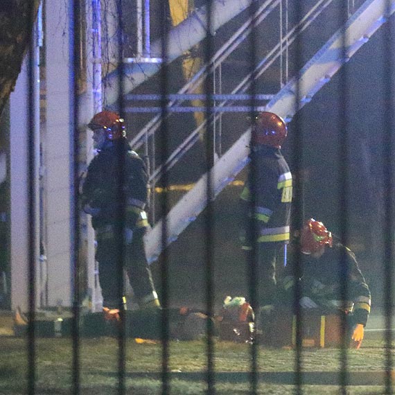 Dwie jednostki stray poarnej przemkny w nocy przez miasto. Poar na trenie PEC-u