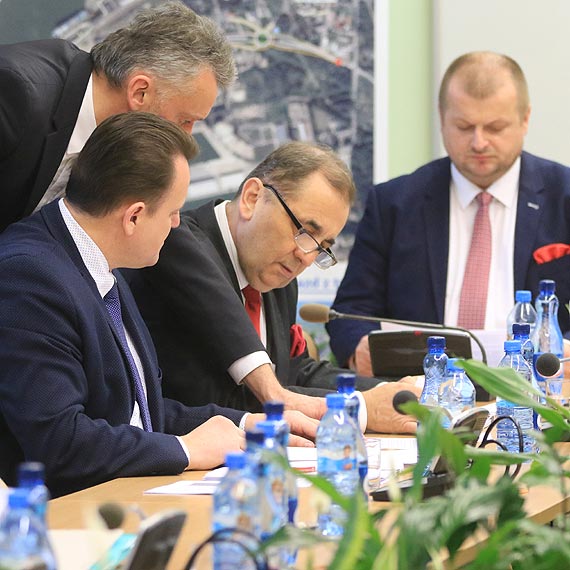 Prezydent przypomnia pastwu radnym z czym wi si ich decyzje. Na sali obrad zrobio si cicho