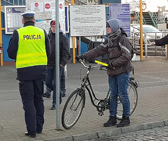 winoujscy policjanci dbaj o bezpieczestwo pieszych i rowerzystw