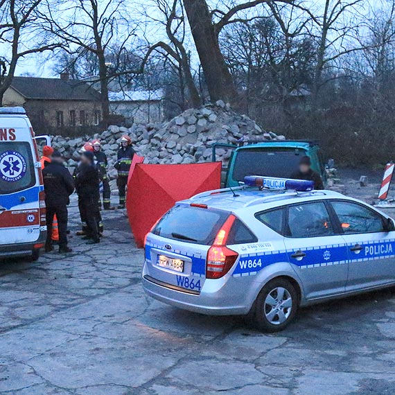 Zwoki mczyzny na parkingu - policja kryminalna zabezpiecza lady