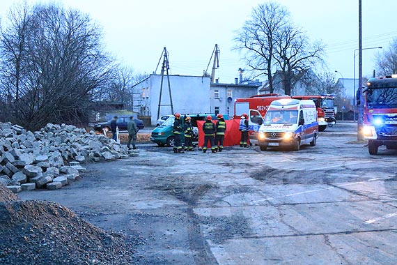 Zwoki mczyzny na parkingu - policja kryminalna zabezpiecza lady
