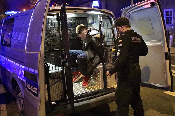 Pobi dziewczyn „z mioci”, kastetem uderzy jej koleg - policja zabraa agresora w kajdankach