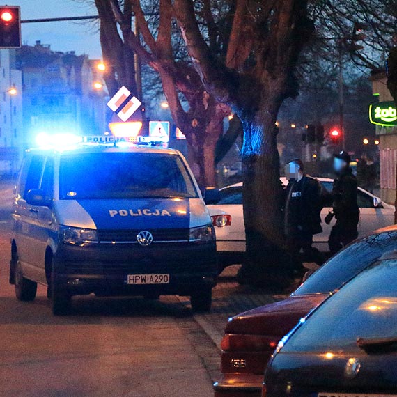 Pobił dziewczynę „z miłości”, kastetem uderzył jej kolegę - policja zabrała agresora w kajdankach