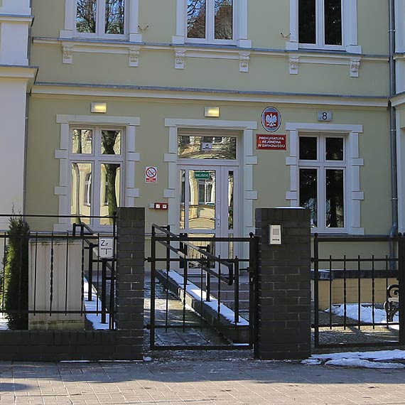 Rzsicie owietlony budynek prokuratury