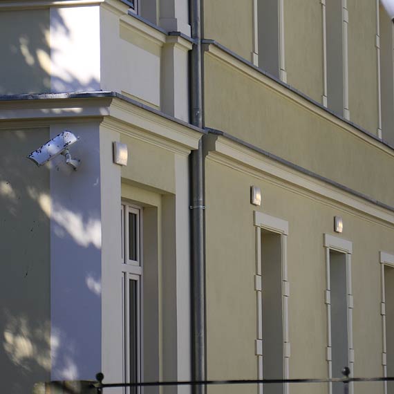 Rzsicie owietlony budynek prokuratury