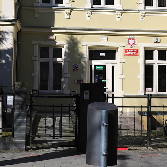 Rzsicie owietlony budynek prokuratury