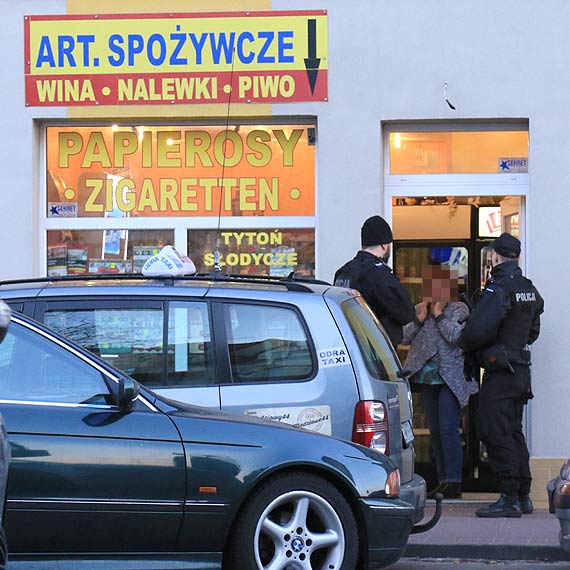 Skok na kas! Zamaskowany mczyzna z broni w rku napad na sklep. Zobacz film!