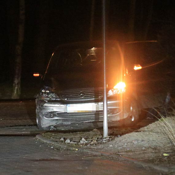 Pijany kierowca bez uprawnie i bez dokumentw w poyczonym samochodzie sprawc kolizji