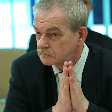 Byy prezydent musi przeprosi obecnego