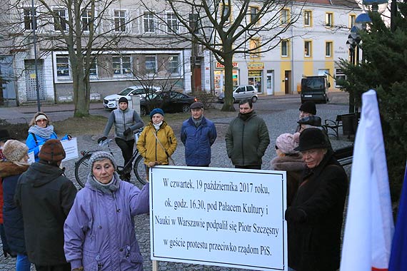 Ruch Obywatelski „Szary cz³owiek” kontynuuje protest w ¦winouj¶ciu