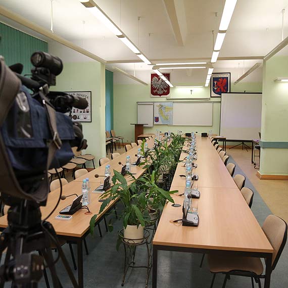 To będzie już 3 zapytanie ofertowe. Nikt nie chce wyremontować sali konferencyjnej w UM
