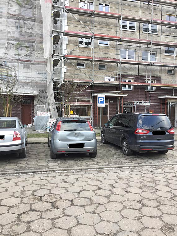 Pani Katarzyna prosi o pomoc w znalezieniu sprawcy uszkodzenia auta