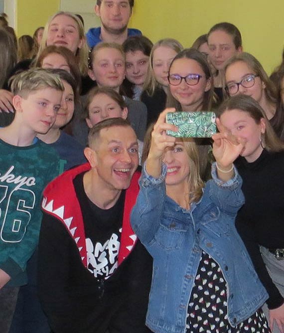 „Marzenie mam, wypiewam je..”, czyli jak spenia swoje marzenia i realizowa yciowe pasje, czyli spotkanie aktorw Teatru Roma z „maymi i modymi artystami” XI Koncertu Noworocznego w Logosie