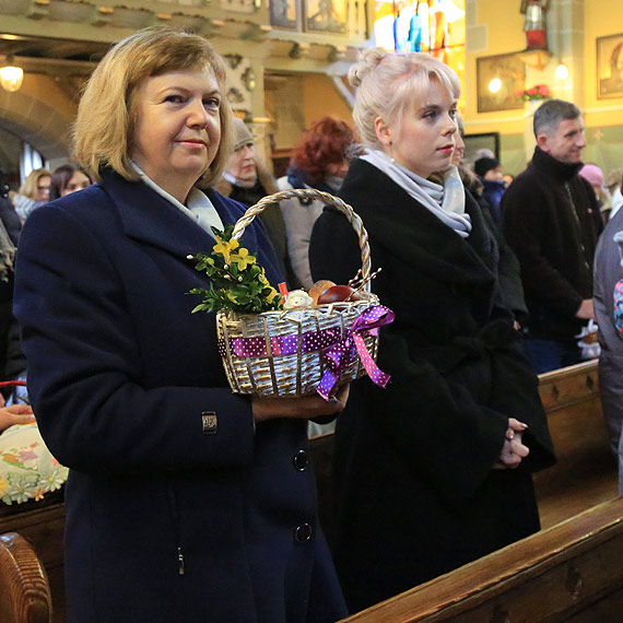 Od rana święcimy pokarmy na wielkanocny stół