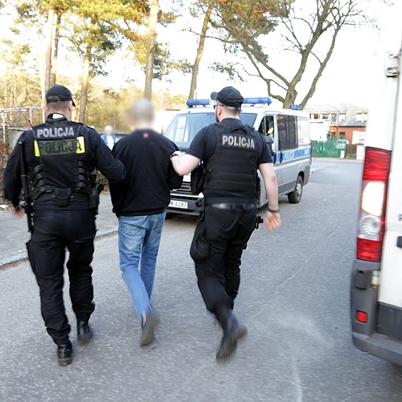 Pijany kierowca dostawczaka staranowa dwa auta