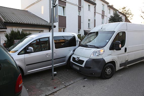 Pijany kierowca dostawczaka staranowa dwa auta