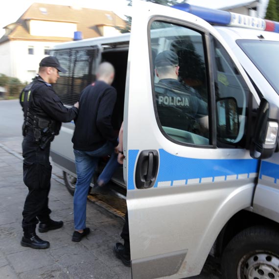 Pijany kierowca wjecha w zaparkowane auta