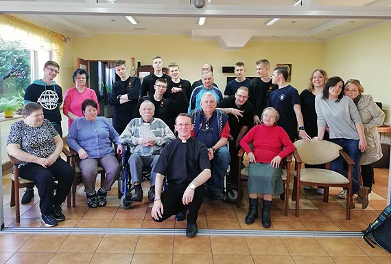 Uczniowie ZSM z wizyt u podopiecznych Domu Dziennego Pobytu Caritas na Warszowie