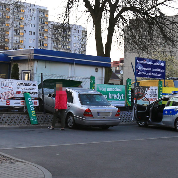 Samochd wbi si do biura komisu, w ktrym przebywa waciciel!