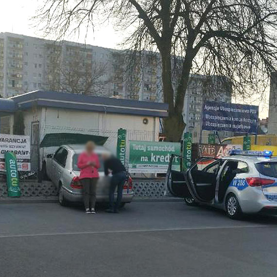 Samochód wbił się do biura komisu, w którym przebywał właściciel!