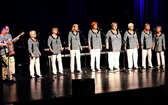 Chór mieszany „ Kantylena" i Maria Romanowska z MDK Świnoujście dyrygent Barbara Okoń Laureatami Wojewódzkiego Przeglądu ARS Seniorów w Nowogardzie