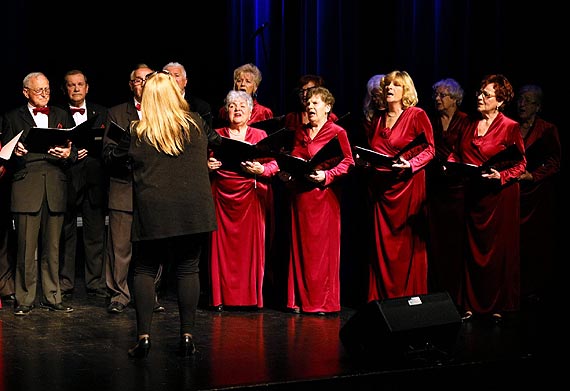 Chór mieszany „ Kantylena" i Maria Romanowska z MDK Świnoujście dyrygent Barbara Okoń Laureatami Wojewódzkiego Przeglądu ARS Seniorów w Nowogardzie