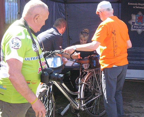 Na rowerowej „Masie krytycznej” policjanci promowali ide akcji „Jednoladem bezpiecznie do celu”