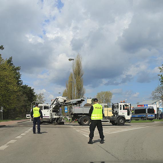 Rozlew olejowy na Nowokarsiborskiej. Suby zabezpieczyy ulic