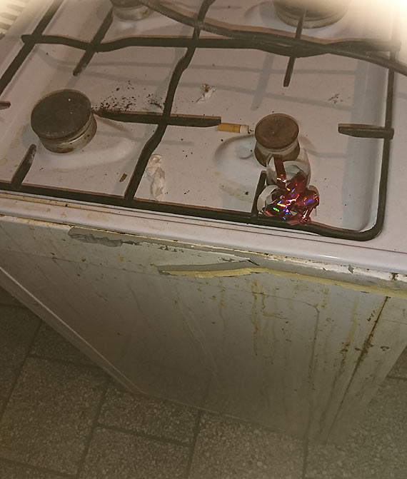 Od kilku miesicy mieszkacy jednego z blokw przy Krzywej maj taki widok
