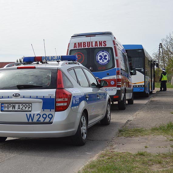 Rozbia gow w autobusie, poniewa kierowca gwatownie zahamowa