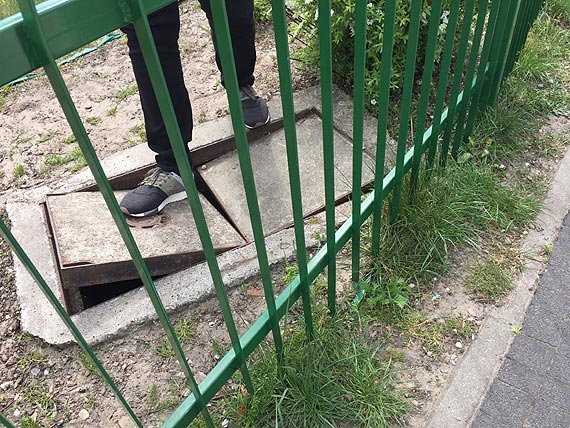 Pknite pokrywy studzienki na placu zabaw! Uwaajmy!