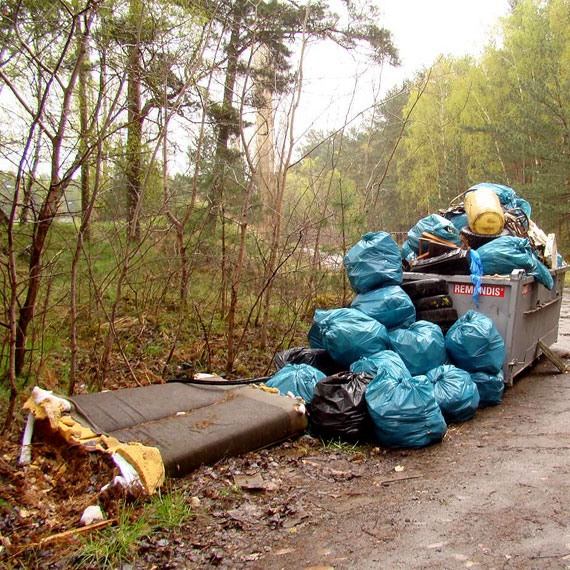 Wielkie sprztanie w lasach! Stare opony, plastikowe butelki i odpady budowlane - na to wszystko natknli si lenicy