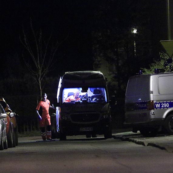 W mieszkaniu znajdowa si zakrwawiony mczyzna. Na pomoc ruszyli policjanci oraz ratownicy medyczni