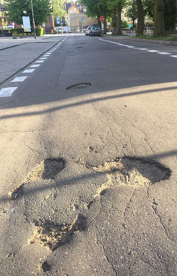 752 tysice zotych wydano na obsug prawn gminy, a dziury dalej bezkarne