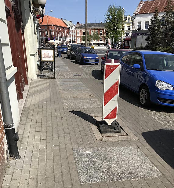 Supek ostrzegawczy stoi od kilku miesicy - zablokowany chodnik przy placu Sowiaskim