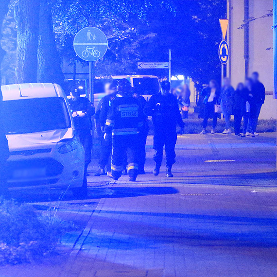 Groźny wypadek przy ulicy Marynarzy - mężczyzna wypadł z trzeciego piętra