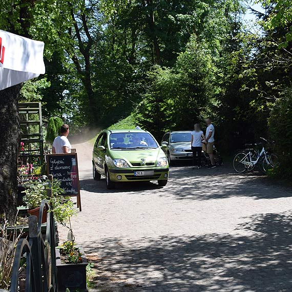 Szalony pościg za uciekającym kierowcą. Rozpędzone auto lawirowało między spacerującymi po dzielnicy nadmorskiej!