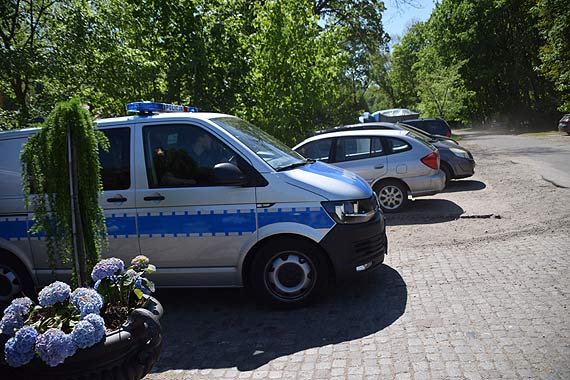Szalony pościg za uciekającym kierowcą. Rozpędzone auto lawirowało między spacerującymi po dzielnicy nadmorskiej!