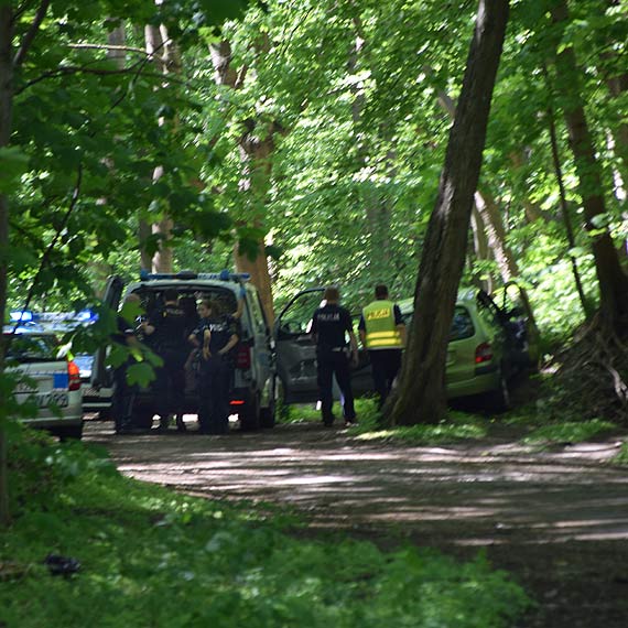 Szalony pościg za uciekającym kierowcą. Rozpędzone auto lawirowało między spacerującymi po dzielnicy nadmorskiej!