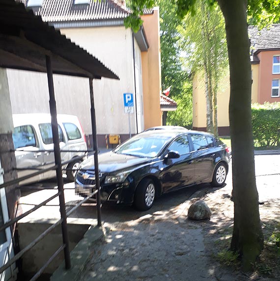Notoryczny brak miejsc parkingowych przy Grodku