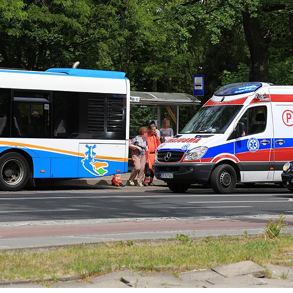 Podczas hamowania w autobusie przewrcia si pasaerka. Kobieta zostaa zabrana do szpitala