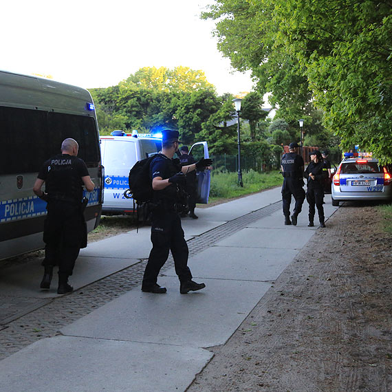 W lesie przy ulicy Zamkowej rozgrywa si dramat - policja poszukuje zaginionej kobiety. Zobacz film!