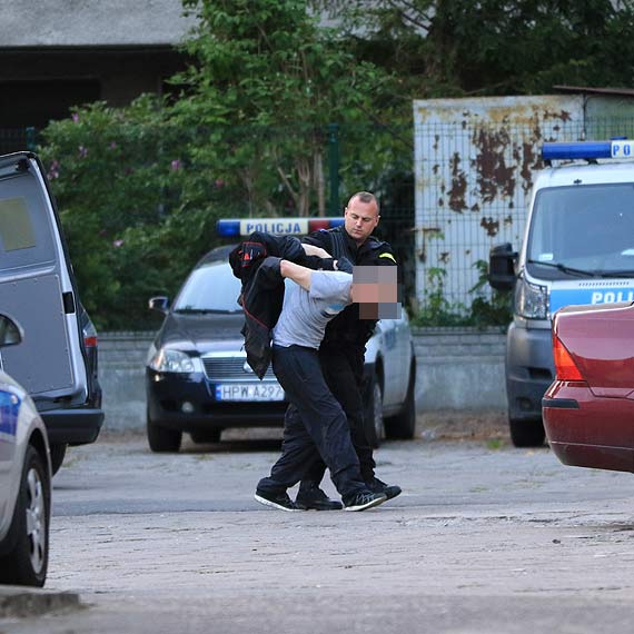 Pijany mczyzna uzbrojony w n i kastet biega po jednym z osiedli