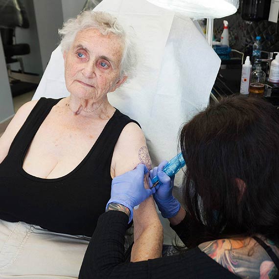To jest prawdziwa git babcia! 80-latka spenia swoje marzenie i zrobia w winoujciu tatua!
