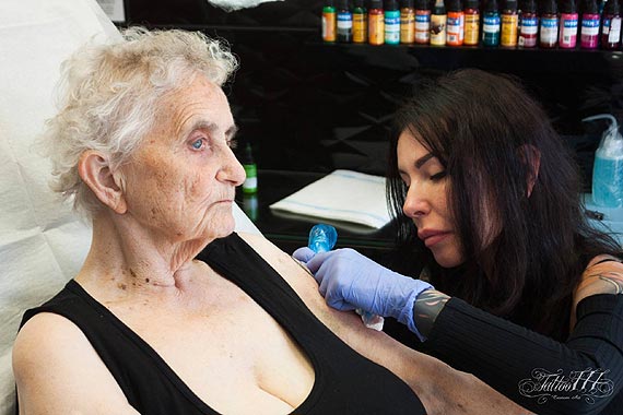 To jest prawdziwa git babcia! 80-latka spenia swoje marzenie i zrobia w winoujciu tatua!