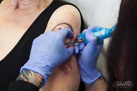 To jest prawdziwa git babcia! 80-latka spenia swoje marzenie i zrobia w winoujciu tatua!