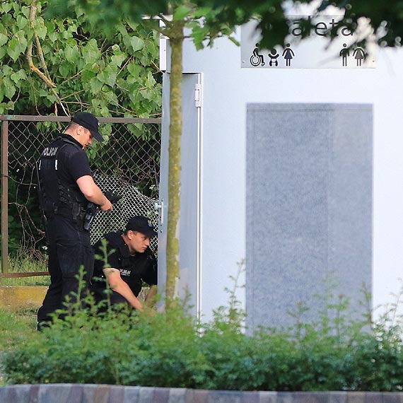 Bezdomny okupowa toalet na Platanie. Nie skapitulowa nawet gdy przybyli policjanci