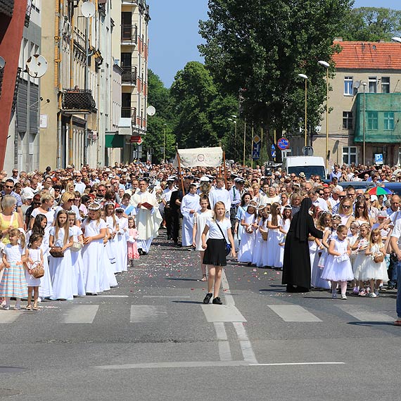 Trzy winoujskie parafie zorganizoway procesje Boego Ciaa. Najliczniejsza, z wojskow orkiestr wyruszya z kocioa Chrystusa Krla. Zobacz film!