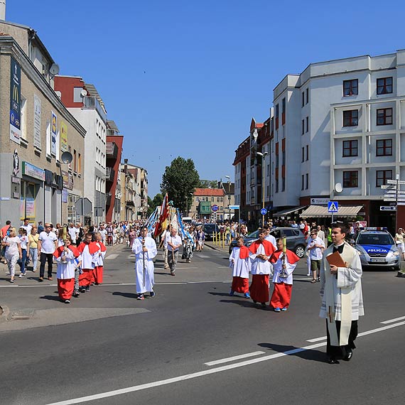Trzy winoujskie parafie zorganizoway procesje Boego Ciaa. Najliczniejsza, z wojskow orkiestr wyruszya z kocioa Chrystusa Krla. Zobacz film!
