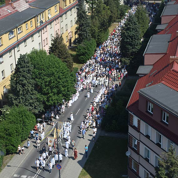 Trzy winoujskie parafie zorganizoway procesje Boego Ciaa. Najliczniejsza, z wojskow orkiestr wyruszya z kocioa Chrystusa Krla. Zobacz film!